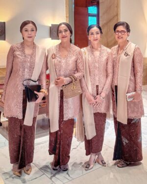 Nia Dinata Instagram - Last Week’s highlight! Berkebaya,berkain wiru dan sanggulan selama 10 jam dari pagi sampai kerja sorenya. Setelah itu kram kaki💃🏻💃🏻💃🏻 #kebayabrokat #kebayaindonesia #updohairstyles #sanggulan #fashionrevolution #sistersinlaw #tvri #juryfilm #whataday