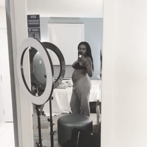 Nia Holloway Instagram - Nile running through my bodyyyyy
Never felt so beautiful 
Mamas, drop in the comments your favorite part of pregnancy ✨🤰🏾#pregnancyjourney
