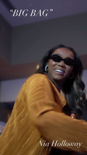 Nia Holloway Instagram - IDKKKKKK,  I feel like this just may be my first release! Every time I play this I feel more money otw 🗣 “BIG BAG”Drop a bag if y’all need this full song💰
🎥 @mooke__ #new#music#independentartist#big#bag