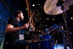 Nic Collins Instagram - ~ That’s a wrap on an awesome week sitting in with the @8gband on @latenightseth. Massive thank you to the band for having me and to @erx11 for making it happen! 📺🗽 ~

Photos by: @lloydbishop / ©️NBCUniversal

@gretschdrums @sabiancymbals @promarksticks @remopercussion @dwdrums