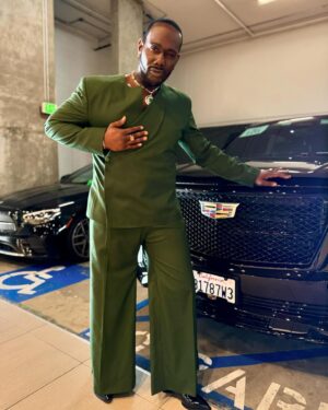Nicco Annan Instagram - The 55th @naacpimageawards @bet were indeed a time. Salute to all the honorees! There was so much love in the room ✊🏾✨ Big salute to @kwasipaulofficial for this emerald suit & @icontips styling for the King with @jolleson on the tailoring