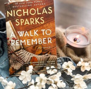 Nicholas Sparks Instagram - Which book are you cozying up with this weekend? 🍂 #AWalkToRemember #FallVibes

📸: @steph2talkabout