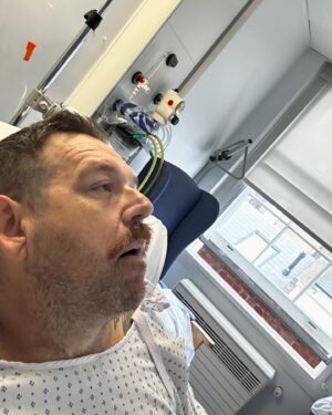 Nick Frost Instagram - I’m fine! I’m awake! I have a new knee. I’m in agony but I’m so happy. I’ve suffered with arthritis for years and now that is gone!!! Can’t wait to start my recovery! Send kisses. 😍😍😍(and Morphine!)