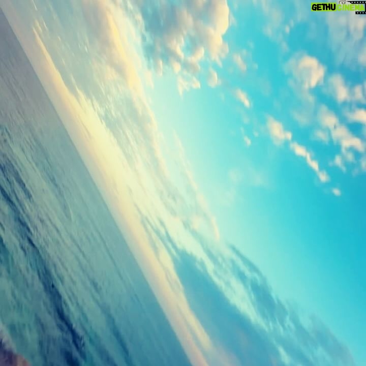 Nick Slater - 4.6K Likes - That magic week between Christmas and New Years where your routine and calendar go out the window 🙏🏼
The Chrissy break always reminds me how great it is to pause ⏸️
A break in routine, quality family time and a change of scenery all help to create space so that we can look back at life through fresh eyes.
Taking a break can be the most productive thing we do ⚡️