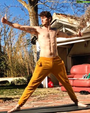Nicolás Coronado Instagram - Gente bella que me seguís por aquí, os animo a que pongáis en práctica cada día tan solo 10 o 15 minutos de respiración consciente, ya sea a través del yoga de la meditación o de cualquier práctica que os permita conectar con vuestro interior.

De lo contrario, llegará un día en que la vida os pondrá un espejo frente a vuestra cara, y encontraréis un vacío que solo puede ser llenado mediante la conexión de uno mismo con su corazón (porque no somos conscientes de hasta qué punto vivimos desde la mente y eso nos hace máquinas, o vivimos desde nuestro Chakra raíz donde están los bajos instintos sexuales y eso nos hace esclavos, necesitamos ver la vida desde el corazón, eso nos hace libres) sanando las heridas del pasado simplemente siendo amoroso con todo lo que hay dentro de ti, siendo valiente para ver lo que hay en cajones cerrados, y sentir aquello que no quisimos sentir en su día o aquellos programas mentales que nos condicionan de alguna manera. Es vital observar nuestro interior y nuestro pasado y poner amor para sanar todo y mirar para adelante libres, sin cargas, os hablo de corazón y consciente de que nada más importante os podría transmitir.

Os deseo un gran día, no sé si sois conscientes de una fecha astrológica importante en la que nos encontramos hoy 22/02/2022
Es momento para generarse cambio, esa transformación, el momento es ahora