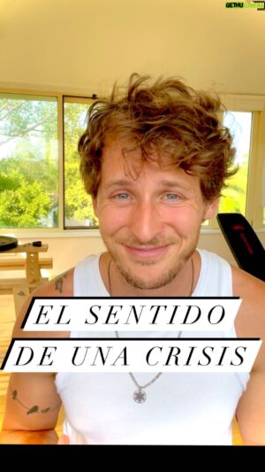 Nicolás Coronado Instagram - El sentido de una crisis, 
Los periodos de crisis son periodos de transformación
¿ que cambio se me está pidiendo?
¿ que me está diciendo esa parte profunda de mí?
entender que hay una parte dolorosa en el proceso de crecimiento, ya que debemos soltar nuestro antiguo yo para dar lugar a uno nuevo, y como el ser humano se apega a todo, hasta nosotros mismos y nuestras maneras de ser y funcionar, nos cuesta y nos duele soltarlas, pero es necesario para seguir creciendo, evolucionando.

Si estás en crisis, es porque estás preparada para dar un paso nuevo en una dirección, no te resistas, mira a la adversidad como una maestra,
ya sé que hay situaciones muy difíciles, de mucha tristeza, o incluso enfermedad, pero estamos en un ciclo muy largo de reencarnaciones, y lo que nos toca vivir en este momento tiene su razón de ser, y para poder acercarnos a descubrir ese porqué, o ese para que mejor dicho,, hay que aceptar la situación, y abrazarla con amor.
De lo contrario estaremos huyendo, luchando, sufriendo

todas las tormentas terminan antes o después, coge el timón de tu barco y atraviésala con la mayor sonrisa que puedas, nadie más que tú te la puede quitar

#crisis #angustia #crecimientopersonal 
#evolución #antiguoyo #nuevoyo