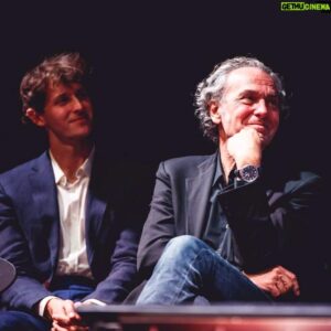 Nicolás Coronado Instagram - Tuvimos el gusto de formar parte de este homenaje al cine por parte de @chocronjoyeros , con un fin y objetivo maravilloso y solidario para con @sarah_almagro_vallejo , fue una lección de vida escucharla y nos mostró la asombrosa capacidad del ser humano para sobreponerse a cualquier adversidad ,  gracias Moisés , y Amalia por contar conmigo . Sois grandes