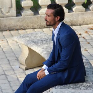 Nicolas Ferrero Instagram - Les émotions sont l’un des plus beaux cadeaux que la nature nous ait transmis . 

Et puis on passe notre vie à les cacher , les refouler . 

Comme si l’ego venait protéger notre vulnérabilité . On le laisse maquiller notre visage pour ne pas perdre la face mais quand la réalité nous rattrape il s’efface pour applaudir nos sentiments . 

Nicolas Ferrero .

📸 @am.talents