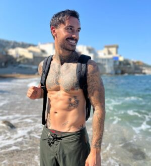 Nicolas Ferrero Instagram - Chacun de nous porte un sac à dos rempli d’émotions et d’histoire . Le plus important est de vider ce sac de ces choses qui ne servent plus à rien et d’y ajouter uniquement les outils qui vont nous permettre de grandir . 

Dans ce sac il peut y avoir des décisions difficiles à prendre ou même des personnes qui ne sont plus en phase avec notre vie actuel et notre façon de penser … 

Mais il faut l’accepter et avancer avec ceux qui partagent la même vision que soi . 

Tout est une question D’ÉNERGIES ! ⚡️