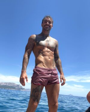 Nicolas Ferrero Instagram - Photo naturelle d’un mec qui contracte 😭