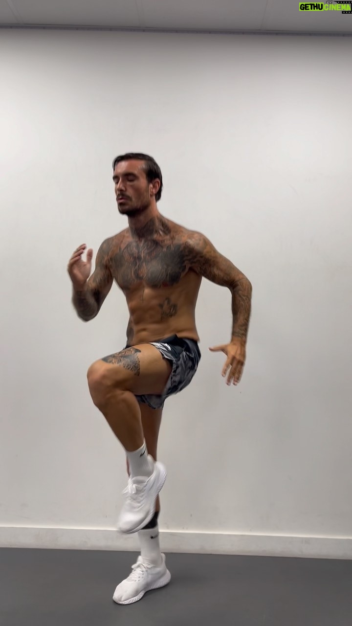 Nicolas Ferrero - 763 Likes - Un circuit cardio efficace pour démarrer la semaine et éliminer le week end 🚀
40 secondes d’effort - 20 secondes de récupération - 4 tours 🔥
Enregistre et test le 💪🏻
📍 @sogoodcampusmarseille
#lemental 🧠