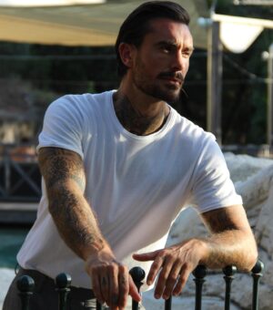 Nicolas Ferrero Instagram - Les temps ont changés . Mon style de vie , ma mentalité a changé ainsi que mes centres d’intérêts . Le temps passe , fait le ménage sur son passage et le plus fou dans tout ça c’est que je suis encore qu’au début de mon histoire .. !