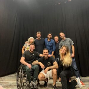 Nicolas Ferrero Instagram - PHOTO 1 : le rôle qu’on essaie de jouer dans la vie de tous les jours . 

PHOTO 2 : ce que l’on est vraiment . 

Blague a part , on essaie de trouver un nom à notre troupe d’impro … 

Aidez nous à trouver le nom en commentaire 😅

( essayez de trouver un nom autour du mot «  impro » )😊 

#theatre #archangetheatre #divinecomedy