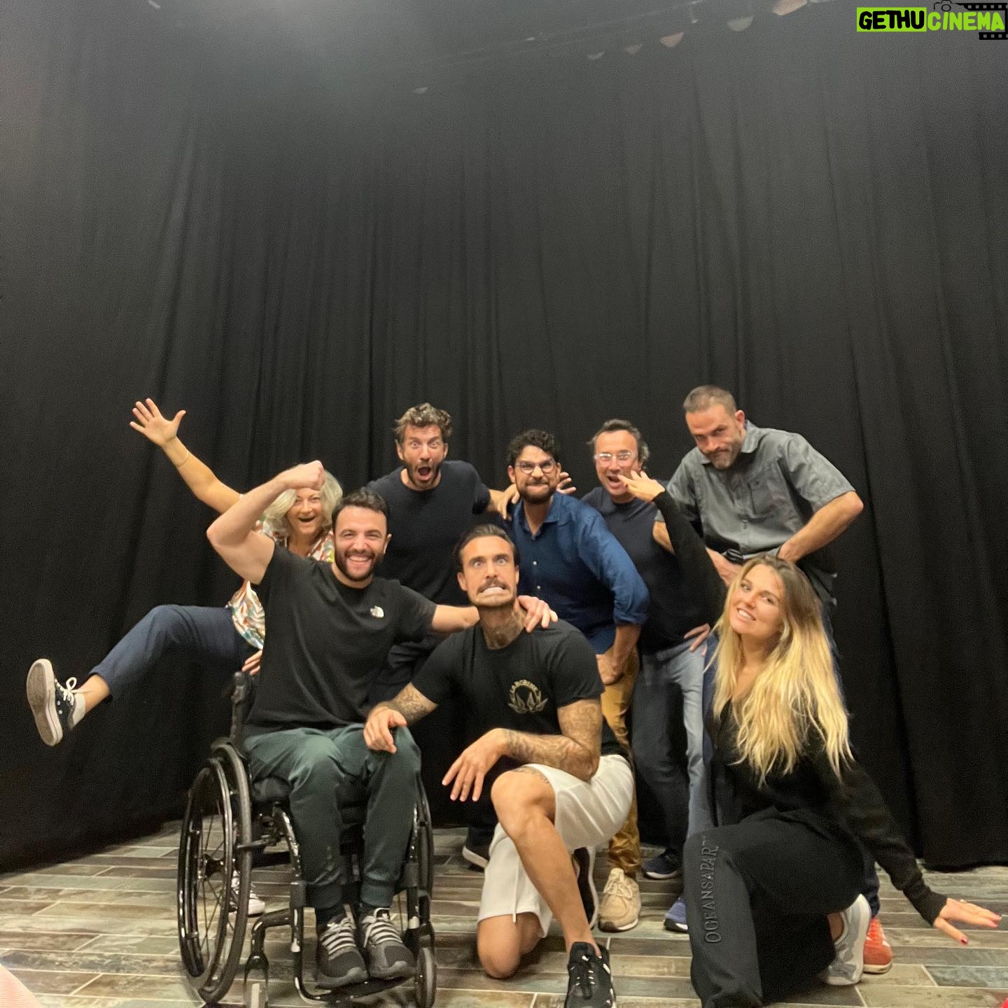 Nicolas Ferrero - 748 Likes - PHOTO 1 : le rôle qu’on essaie de jouer dans la vie de tous les jours .
PHOTO 2 : ce que l’on est vraiment .
Blague a part , on essaie de trouver un nom à notre troupe d’impro …
Aidez nous à trouver le nom en commentaire 😅
( essayez de trouver un nom autour du mot « impro » )😊
#theatre #archangetheatre #divinecomedy