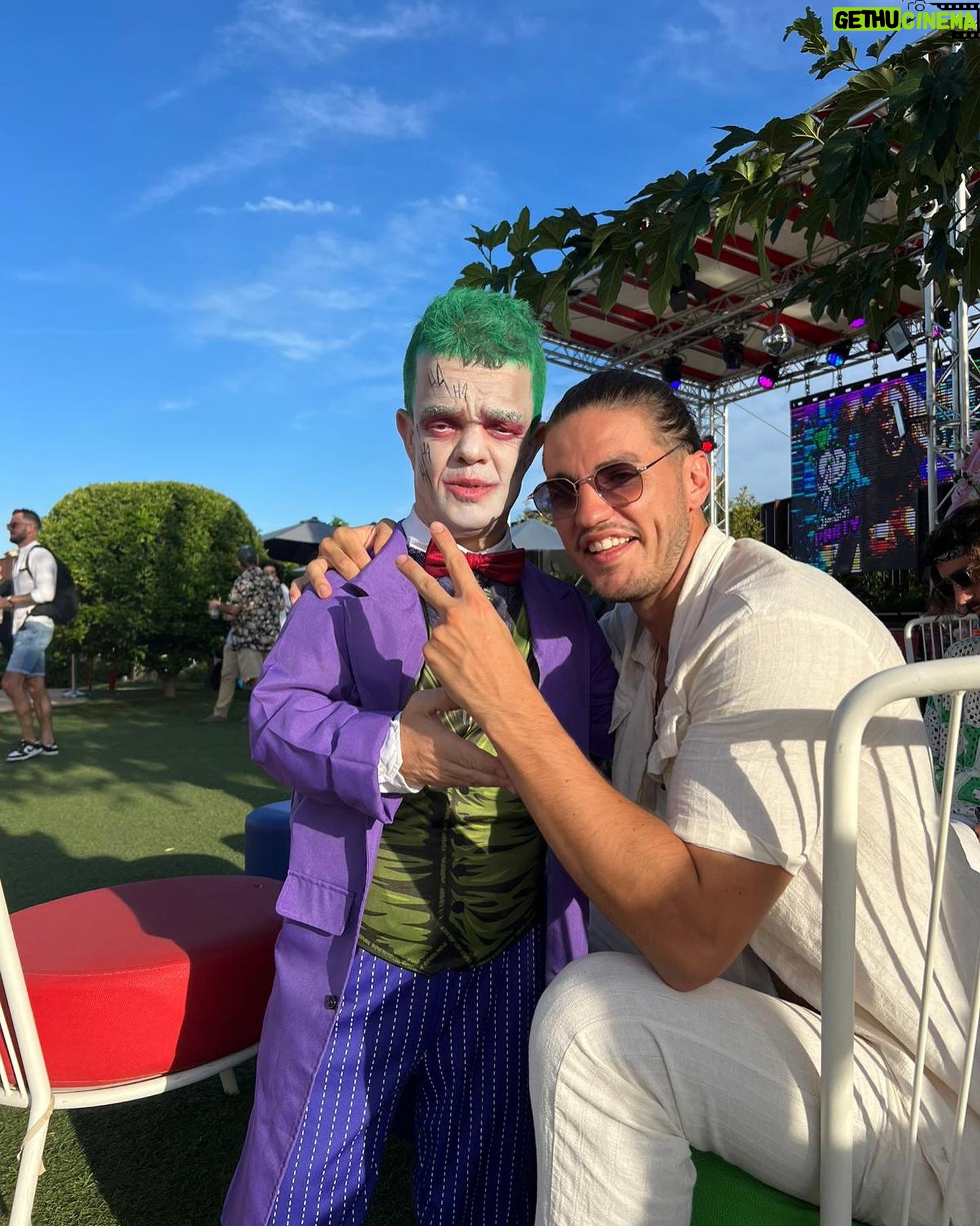 Nicolas Ferrero - 1K Likes - Merci au @jokerclubspirit & @casinopleinair d’avoir accueilli toute notre équipe du @thedarkworkout pour cet événement incroyable hier . Et surtout merci a toute mon équipe du DARK sans qui tout ça n’aurait pas eu lieu et avec laquelle nous travaillons chaque jour pour rendre le sport toujours plus ludique et spectaculaire . La rentrée arrive et croyez nous … ça va être show ! @thedarkworkout @mariespat @serguei_reznik @cameron_chn @magacito @ben_covo @julien_hvl @loris_coach @am.talents