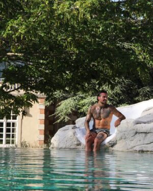 Nicolas Ferrero Instagram - Attends toi à te faire critiquer ou moquer quand tu veux accomplir de grandes choses .  S’ils te trouvent « bizarre » c’est que tu es sur le bon chemin . 🧠

📍 @chateaudeforbin_officiel 

#mindset #keepstrong