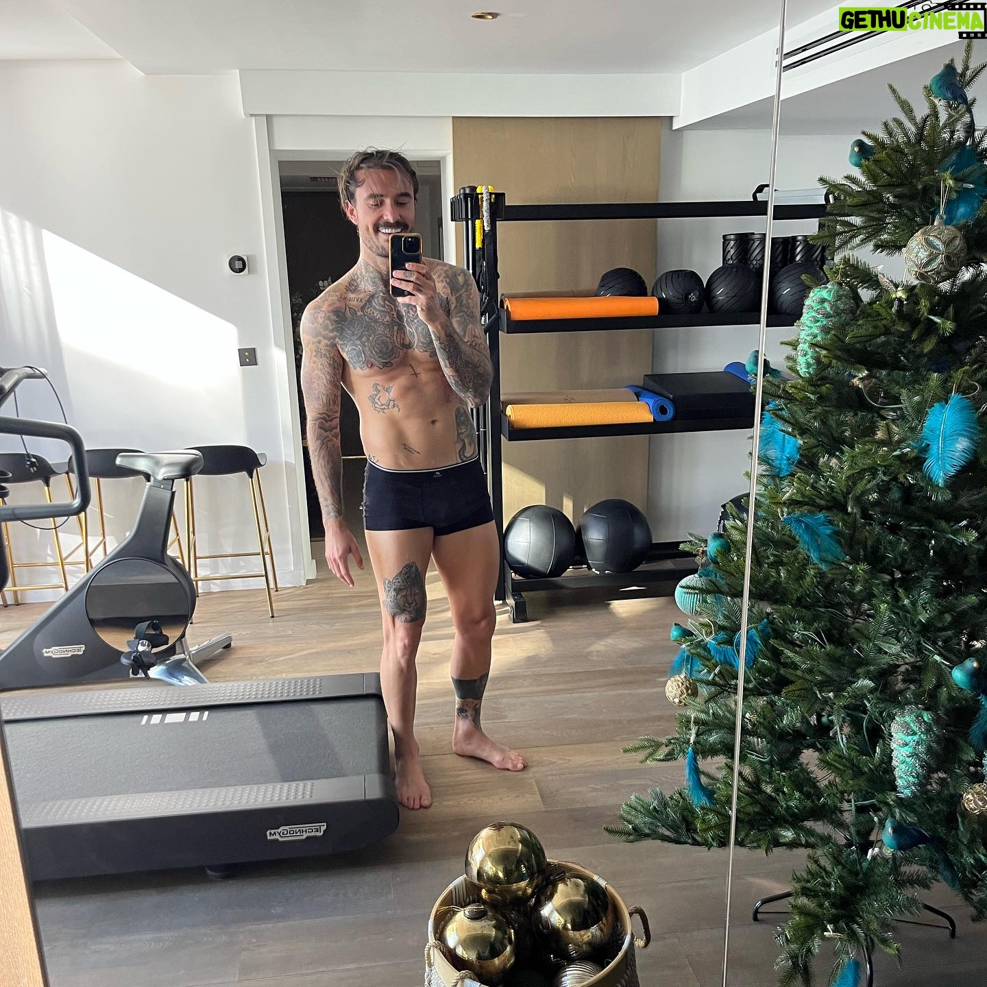 Nicolas Ferrero - 1K Likes - CHRISTMAS IS COMING 😍🎁🎄