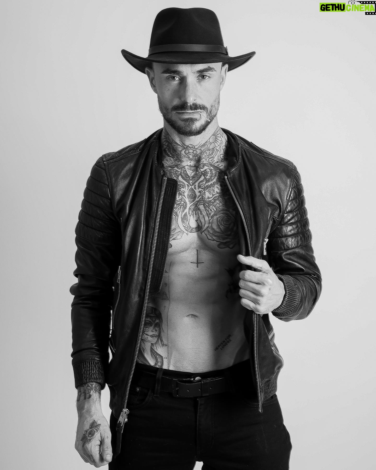 Nicolas Ferrero - 783 Likes - APPRIVOISER SON OMBRE .
📸 @am.talents