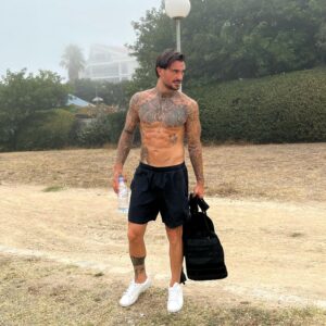 Nicolas Ferrero Instagram - Un samedi matin dans le brouillard marseillais avant un jour de repos bien mérité ! 

Le repos fait partie du processus ! 🧠🚀