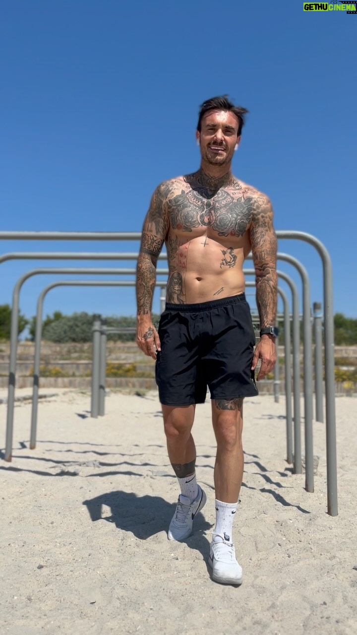 Nicolas Ferrero - 692 Likes - La seule différence des parc de street workout entre Marseille et Los Angeles c’est le nombre de personnes qui s’entraînent . 🤷🏻♂️
