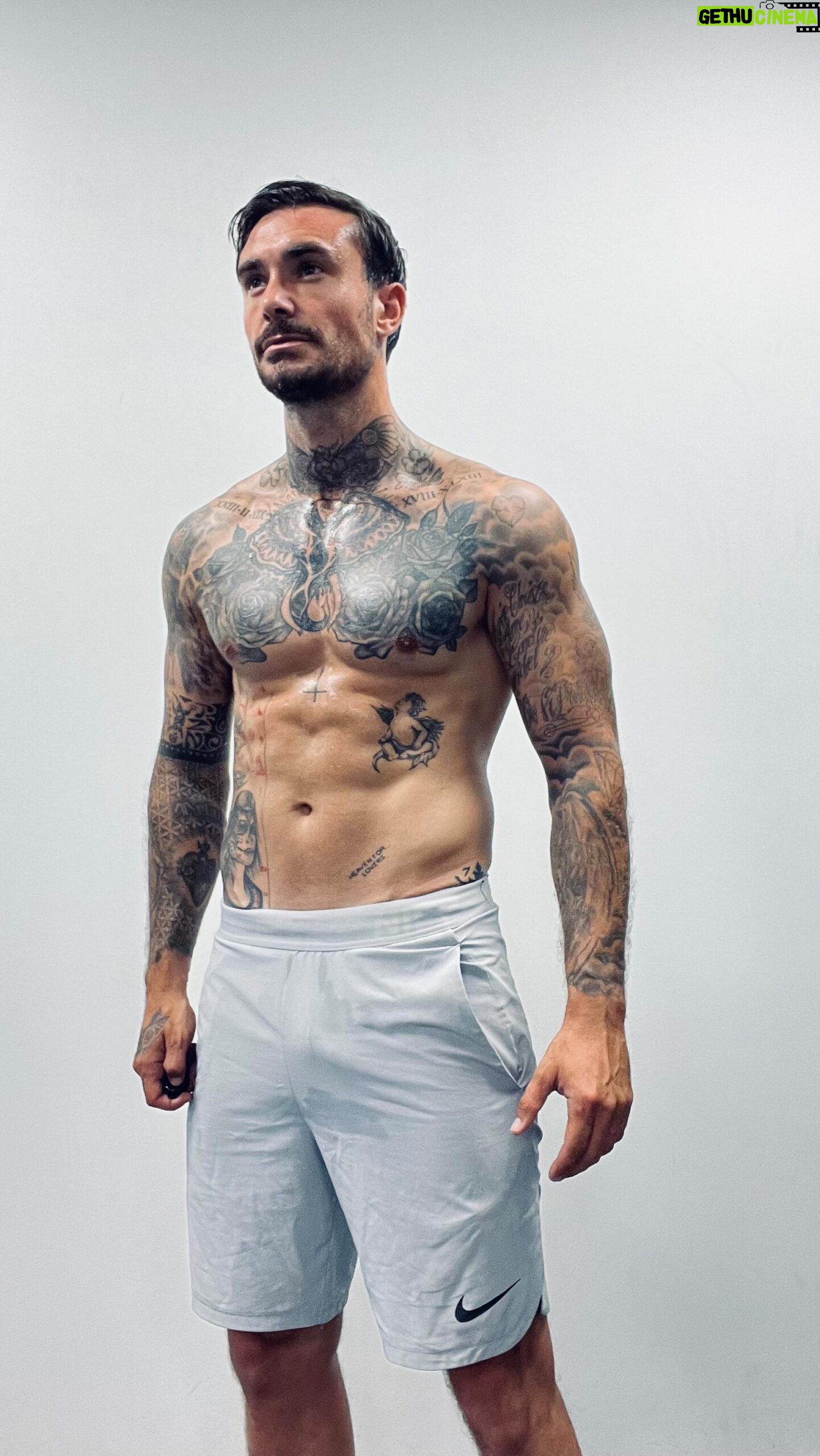 Nicolas Ferrero - 782 Likes - Summer WORKOUT circuit ☀️
Focus shoulders & abs
5 exercices - no rest - 4 set 🚀
2 min rest between set
Save and share it 😁
📍 @sogoodcampusmarseille
#sport #summer #maintenance #burner #circuit #fitness #gym #weight #abs #shoulders