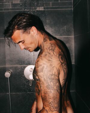 Nicolas Ferrero Instagram - Une douche froide pour se remettre les idées en place ! 🥶

📸 by @am.talents