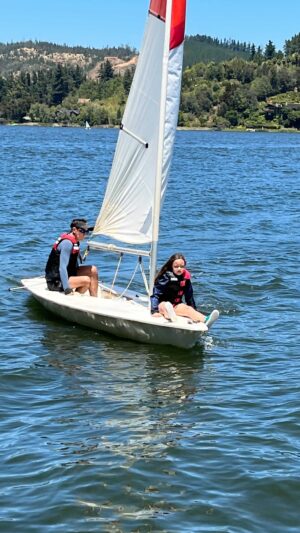 Nicolás Saavedra Instagram - Amo navegar con mis hijas ⛵️ Tanto como amaba navegar cuando niño. 

#Felicidad #Viento #AguaDulce #Vacaciones #Vichuquén
