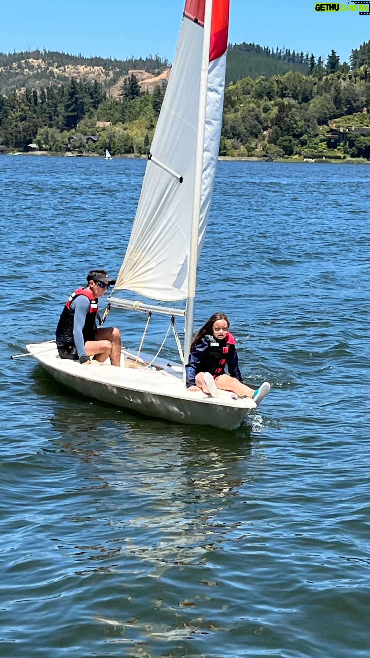 Nicolás Saavedra - 1.6K Likes - Amo navegar con mis hijas ⛵️ Tanto como amaba navegar cuando niño.
#Felicidad #Viento #AguaDulce #Vacaciones #Vichuquén