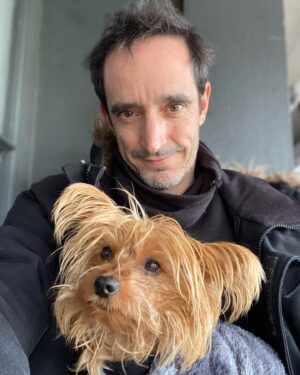 Nicolás Saavedra Instagram - Después de un mes intenso de recuperación esta semana volvimos a pasear por el barrio! 

#Gala #Felicidad 
#Vidadeperros
#Domingo