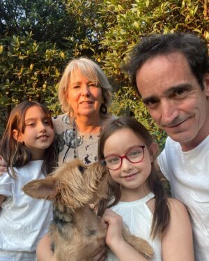 Nicolás Saavedra Instagram - Feliz Navidad!! 

Que sea un renacer para cada uno de ustedes💛

Y que el 2023 sea bondadoso y amoroso para tod@s. 

Gracias a todos por sus saludos cumpleañeros! La foto es de ese día en que fui bendecido por el amor y compañía de mis chicas superopoderosas. 

#SinExpectativas #QueFluyaNomás
