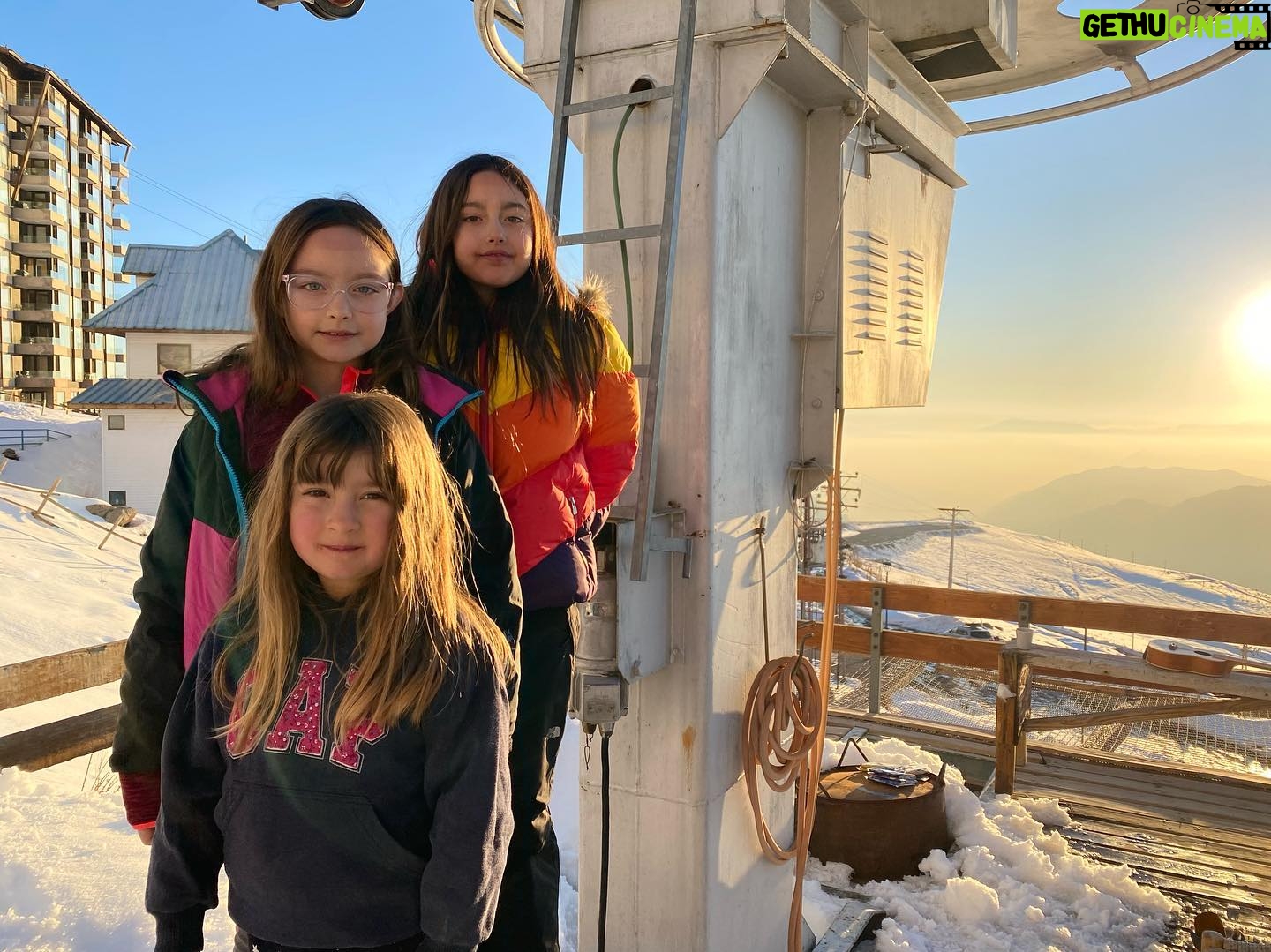 Nicolás Saavedra - 1.6K Likes - 18 con las chicas y sus amigos queridos de la montaña.
@alemandefarellones @safarinature
#Amamoslamontaña #Airepuro #VivaChile