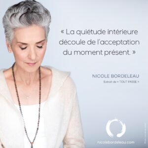 Nicole Bordeleau Instagram - J’ai appris par expérience qu’il ne ne peut y avoir de paix intérieure si nous sommes continuellement à lutter contre la réalité. 

Cette leçon, qu’il m’arrive encore d’oublier, m’apparaît de plus en plus précieuse ces temps-ci.

« Accepter la réalité » ne signifie pas que l’on se résigne ou que nous attendons, les bras croisés, que nos problèmes se règlent par miracle.

Au contraire.

L’acceptation active dont il est question est composée de lucidité, de courage et de discernement.
 
Elle tient au fait que nous « savons » par expérience que rien n’est fixé à jamais et que tout est appelé à changer continuellement. 

De ce « savoir » découle la quiétude intérieure pour vivre mieux chaque instant, chaque changement. 

Que la vie vous soit douce.

De tout coeur avec vous,

Nicole 🙏🏻💙 

#toutpasse #respire #acceptationactive #réalité #impermanence #changement #transformation #quiétude #paix #calme