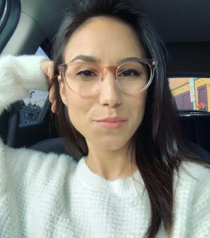 Nicole Dambro Instagram - 🌬𝕎𝕚𝕟𝕥𝕖𝕣𝕥𝕚𝕞𝕖𝕖𝕖𝕖 𝕒𝕟𝕕 𝕥𝕙𝕖 𝕝𝕚𝕧𝕚𝕟’𝕤 𝕔𝕠𝕫𝕪
(Also, how cute are these frames from @warbyparker ?! I’m. Obsessed. Anyone else into the acrylic fad these days?) #foureyes #notanad