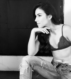 Nicole Dambro Instagram - My scars are more prominent when I laugh... but hey, so are my abs 😜 #perspectiveiseverything #scars #healthiswealth 📸: @andreaxzamora