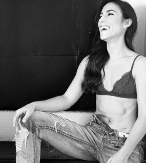 Nicole Dambro Instagram - My scars are more prominent when I laugh... but hey, so are my abs 😜 #perspectiveiseverything #scars #healthiswealth 📸: @andreaxzamora