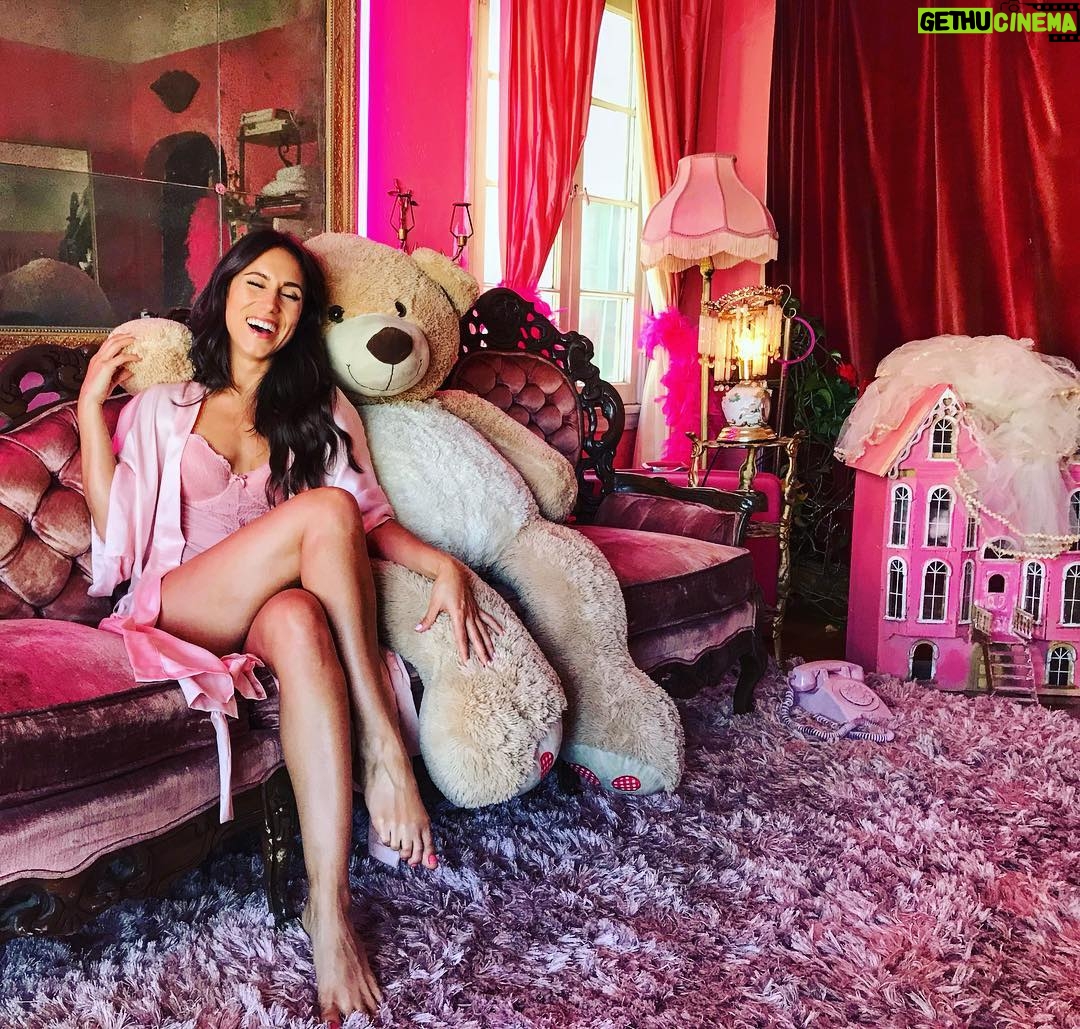 Nicole Dambro - 680 Likes - New bae(r), who dis? 💗🐻 #punderful #onscreenlove ————————————————————
Had the best time on set yesterday at the @ragdollpinkpalace shooting @finefabriq ‘s new music video! When you work with great people and great friends, you never work a day in your life 🙏🏼 Thank you #filmfam @nicolaswendl for trusting me with your vision and @stentadashi for making me look— let’s just say, “sometypeofway” on camera 🤫 #musicvideo #pinkpalace #nicoledambroactress