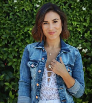 Nicole Dambro Instagram - ℱℯℯ𝓁𝒾𝓃 𝒷𝓁ℯ𝓈𝓈ℯ𝒹, 𝓃ℯ𝓋ℯ𝓇 𝓈𝓉𝓇ℯ𝓈𝓈ℯ𝒹... (hmph!) well, we can all aspire to that greatness, but in the meantime, I’ll be namaste’ing over here... #happy #stevecandnikkidee📸
