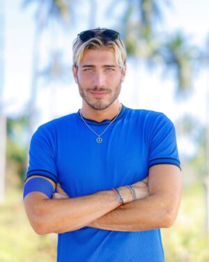 Nicolò Ferrari Instagram - Vous êtes prêts pour les « Apprentis aventuriers »🌴🐚? Moi je fais déjà le countdown, et après beaucoup de surprises ✨🫶🏻 #StaytTuned #LAA6 #TeamNicolo