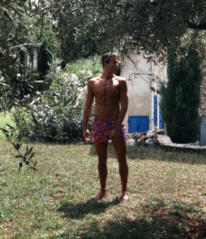 Nicolò Ferrari Instagram - C’est officiel, dès demain je recommence à faire du sport, chaque année je fais le yo-yo entre une belle forme physique que je prépare le printemps pour l’été et un corps que je laisse aller à la fin de l’été et tout l’hiver pour recommencer à l’entraîner après des mois et des mois d’arrêt. Sans compter que quand je suis en couple je me laisse souvent aller. dernièrement j’ai repris du poids après avoir perdu énormément de kilos avant et pendant les fêtes, je suis un homme célibataire actuellement mais je me sens pas confiant vis-à-vis de mon corps, sans compter la perte de confiance totale vis-à-vis de l’amour et d’une possible relation qui puisse marcher pour moi. Je suis en train de travailler tous ses aspects de ma vie que je dois changer et je recommence aussi du coup à entraîné mon corps. Cette photo est l’est de l’année 2018 je veux retourner à cette forme physique et dès demain je vais recommencer à m’entraîner. le sport il est important et je vous avoue que entre une pizza un plat de carbonara il m’a manque de fou. #BackToSport 🏋🏼‍♂️🏆