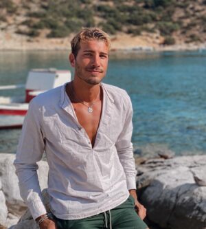Nicolò Ferrari Instagram - La joie n’est pas dans les choses, elle est en nous ☀️🌊 // la felicità non si trova nelle cose materiali ma dentro di noi.♥️