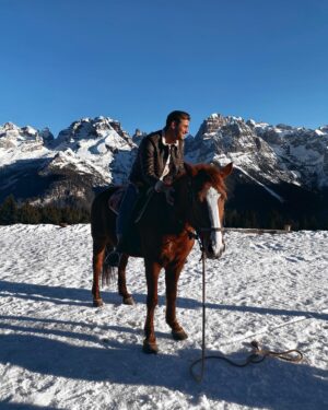 Nicolò Ferrari Instagram - Oublie ceux qui parlent dans ton dos. Ils critiquent ta vie pour éviter de régler la leur. 🐎 #Carpediem