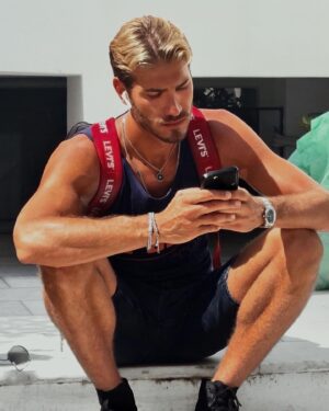 Nicolò Ferrari Instagram - Petite photo de cet été en Grèce🇬🇷 j’ai hâte que le temps passe et que  l’été arrive rayonner nos journées 🏝. Passer des bonnes fêtes, je vous aime 🫶🏻♥️