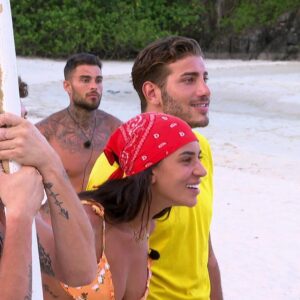 Nicolò Ferrari Instagram - #TrhowbackMemories 🌴🐚 d’une expérience à la fois dur et riche en émotions. Est-ce que vous avez hâte de voir la nouvelle saison des « Apprentis aventuriers ».🏝🥥 #LAA #W9 #banijayproductions