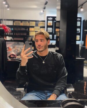 Nicolò Ferrari Instagram - Le nouveau Chef du #RDM est de retour sur les réseaux sociaux et ça va pas plaire à tout le monde ahahah💥 💇🏼‍♂️ Back in Town & New Look - thanks @idolamilano1_corsovercelli & @daniele.puccia
