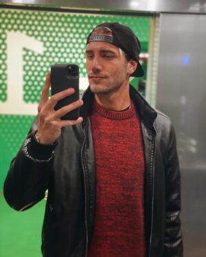Nicolò Ferrari Instagram - Je suis tombé par hasard sur des vieilles photos, c’est incroyable comment en prenant de l’âge on évolue. Dans L’ordre la dernière photo et du 2016 puis 2018 et fin 2022. En 2016 j’étais beaucoup plus vieux non seulement physiquement mais aussi mentalement, je voulais pas faire mon âge parce que je voulais que les gens me prennent au sérieux, J’étais timide et pas sûre de moi. Aujourd’hui je suis beaucoup plus m’en-foutiste, les méchancetés ne m’atteignent plus, je vis la vie Avec beaucoup plus de « légèreté » avec beaucoup plus de cœur et moins de rationalité, souvent À la fin je tape sur dans un mur, mais c’est pas grave, chaque chose dans la vie nous apprend quelque chose et même les événements négatives nous serve de leçon pour nous améliorer et pour évoluer. 🪐🍀