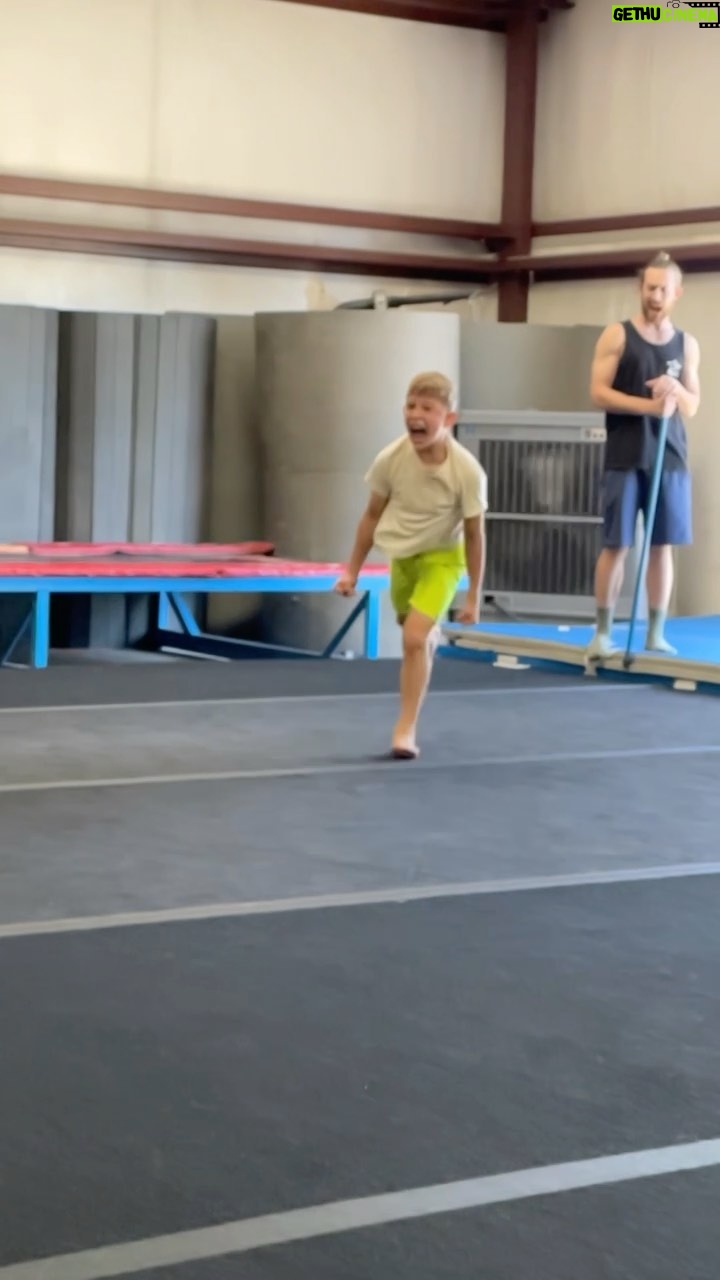 Nidal Ajib - 21.4K Likes - TAG SOMEONE THAT NEEDS TO SEE THIS!!😱😍
🎥: @jamelwonder
#flips#flipping#backflip#dubback#insane#10yearsold#viral#springfloor