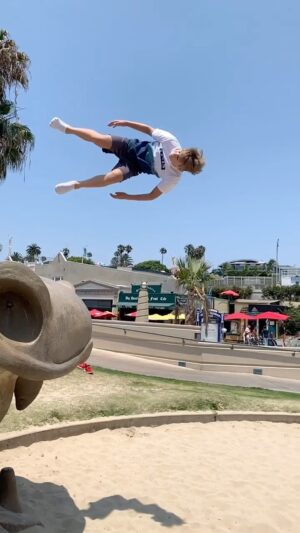 Nidal Ajib Instagram - How’s your day going so far? 
😎🙃🌴

#parkourlife #flipsandtricks #santamonica