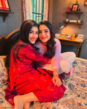 Nidhi Bhavsar Instagram - Wrapping up an incredible journey filled with meaningful stories and heartfelt moments. This show tackled the important issue of dowry in India, and I am so grateful for the opportunity to be part of it. A huge thank you to our amazing producer JD sir @jd_majethia , the incredible Director & human Sanjay sir @upadhyaysanjays , the brilliant creative Nirav sir and Kripa @kripa22sharma and writing teams, and every single member of our crew who poured their heart into making this show special. Here are some fun behind-the-scenes moments that made this experience unforgettable! 

I regret not having pictures with all my co-actor friends but I love you guys ❤️

#Grateful #EndOfAnEra #Teamwork #socialchange @meetbjoshi_official_ @hatsoffproduction @sejalshah0703 @dharmesh64