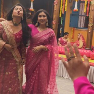 Nidhi Bhavsar Instagram - Wrapping up an incredible journey filled with meaningful stories and heartfelt moments. This show tackled the important issue of dowry in India, and I am so grateful for the opportunity to be part of it. A huge thank you to our amazing producer JD sir @jd_majethia , the incredible Director & human Sanjay sir @upadhyaysanjays , the brilliant creative Nirav sir and Kripa @kripa22sharma and writing teams, and every single member of our crew who poured their heart into making this show special. Here are some fun behind-the-scenes moments that made this experience unforgettable! 

I regret not having pictures with all my co-actor friends but I love you guys ❤️

#Grateful #EndOfAnEra #Teamwork #socialchange @meetbjoshi_official_ @hatsoffproduction @sejalshah0703 @dharmesh64