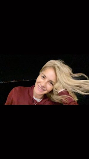 Nihan Aslı Elmas Instagram - This is happiness…#nihanasliaygen #kucukcekirge #windinmyhair #murataygen  #breath ❤️🥰🎉💖🙏🏻🙏🏻